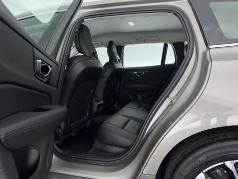 Volvo V60 2.0 D4 Momentum Pro (INCL.BTW) Aut. *LEATHER | FULL-LED | HEATED-COMFORTSEATS | DIGI-COCKPIT | CARPLAY | NAVI-FULLMAP | ECC | PDC | CRUISE | 17''ALU | TOWBAR*