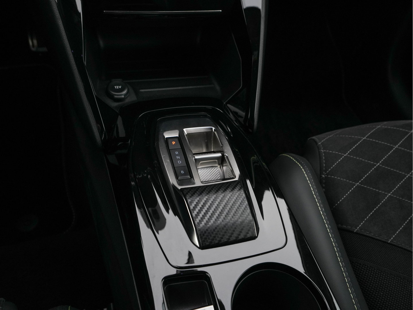 Peugeot e-208 EV GT 350 50 kWh [3-Fase-11kW] *HEATPUMP | FULL-LED | DIGI-COCKPIT | BLINDSPOT | CAMERA | LEATHER-ALCANTARA | AMBIENTLIGHT | NAVI-FULLMAP | LANE-ASSIST | KEYLESS | DAB | CCS-FASTLOADER | HEATED-SPORTSEATS | PRIV