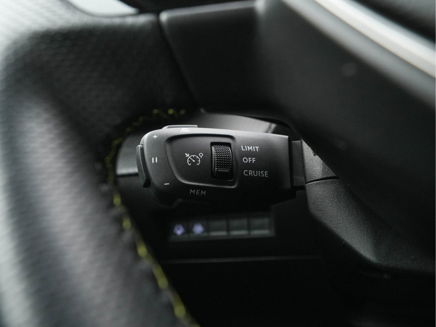 Peugeot e-208 EV GT 350 50 kWh [3-Fase-11kW] *HEATPUMP | FULL-LED | DIGI-COCKPIT | BLINDSPOT | CAMERA | LEATHER-ALCANTARA | AMBIENTLIGHT | NAVI-FULLMAP | LANE-ASSIST | KEYLESS | DAB | CCS-FASTLOADER | HEATED-SPORTSEATS | PRIV