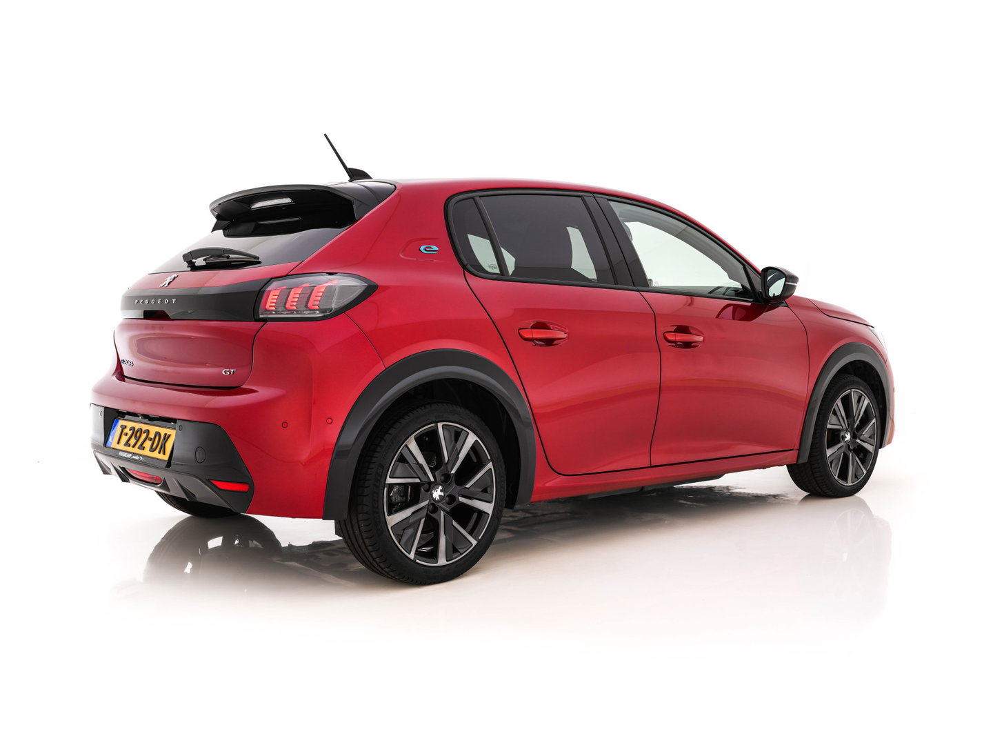 Peugeot e-208 EV GT 350 50 kWh [3-Fase-11kW] *HEATPUMP | FULL-LED | DIGI-COCKPIT | BLINDSPOT | CAMERA | LEATHER-ALCANTARA | AMBIENTLIGHT | NAVI-FULLMAP | LANE-ASSIST | KEYLESS | DAB | CCS-FASTLOADER | HEATED-SPORTSEATS | PRIV
