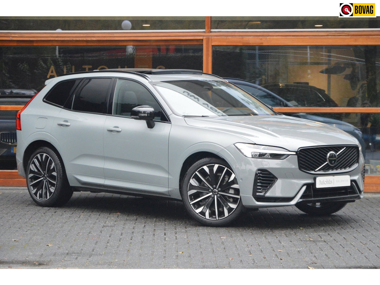 Volvo XC60 T8 Hybride AWD Ultra Dark Executive | Luchtvering | Massage | Stoelventilatie | Head-Up | 360° Camera | Panoramadak |