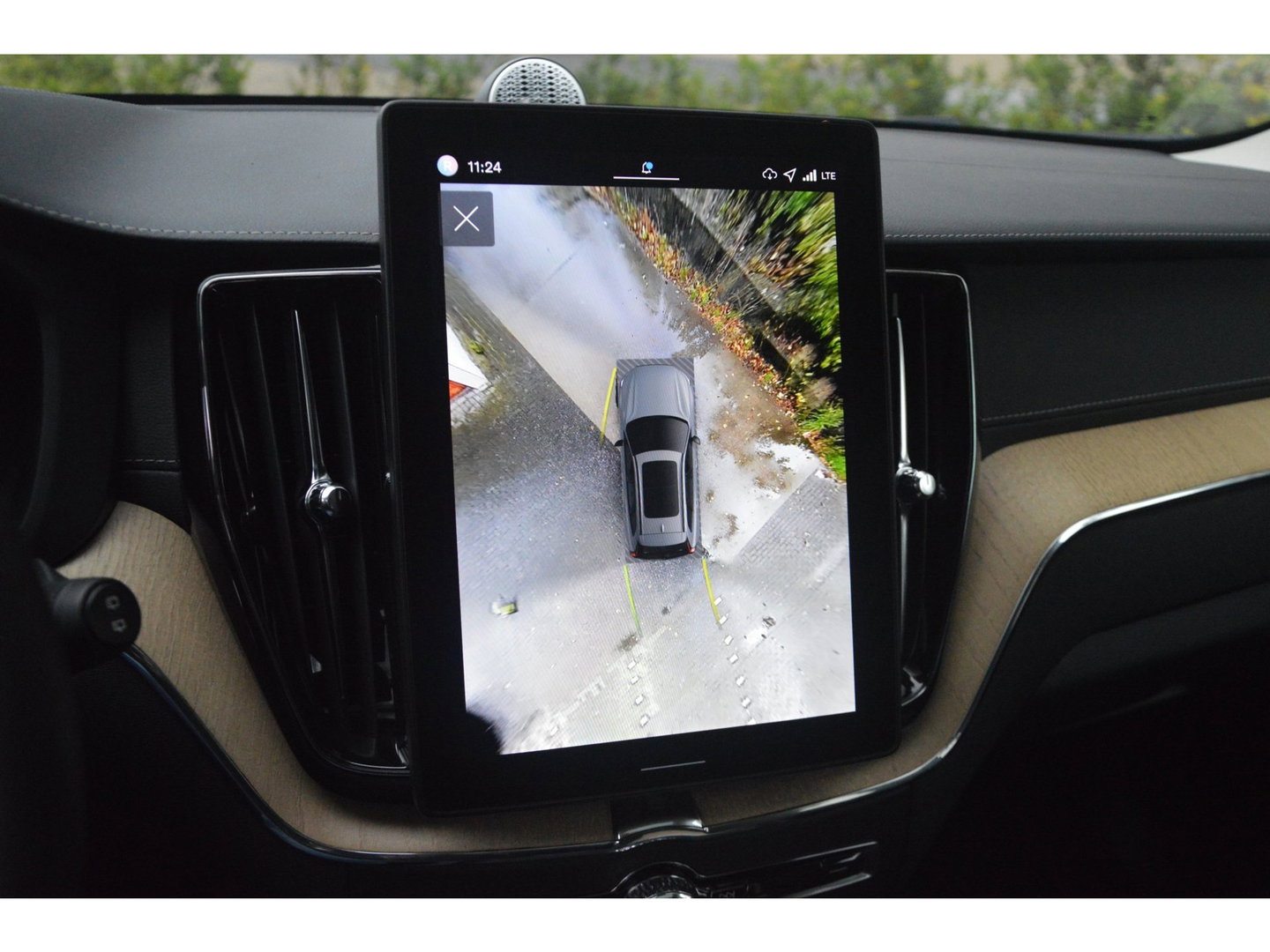 Volvo XC60 T8 Hybride AWD Ultra Dark Executive | Luchtvering | Massage | Stoelventilatie | Head-Up | 360° Camera | Panoramadak |