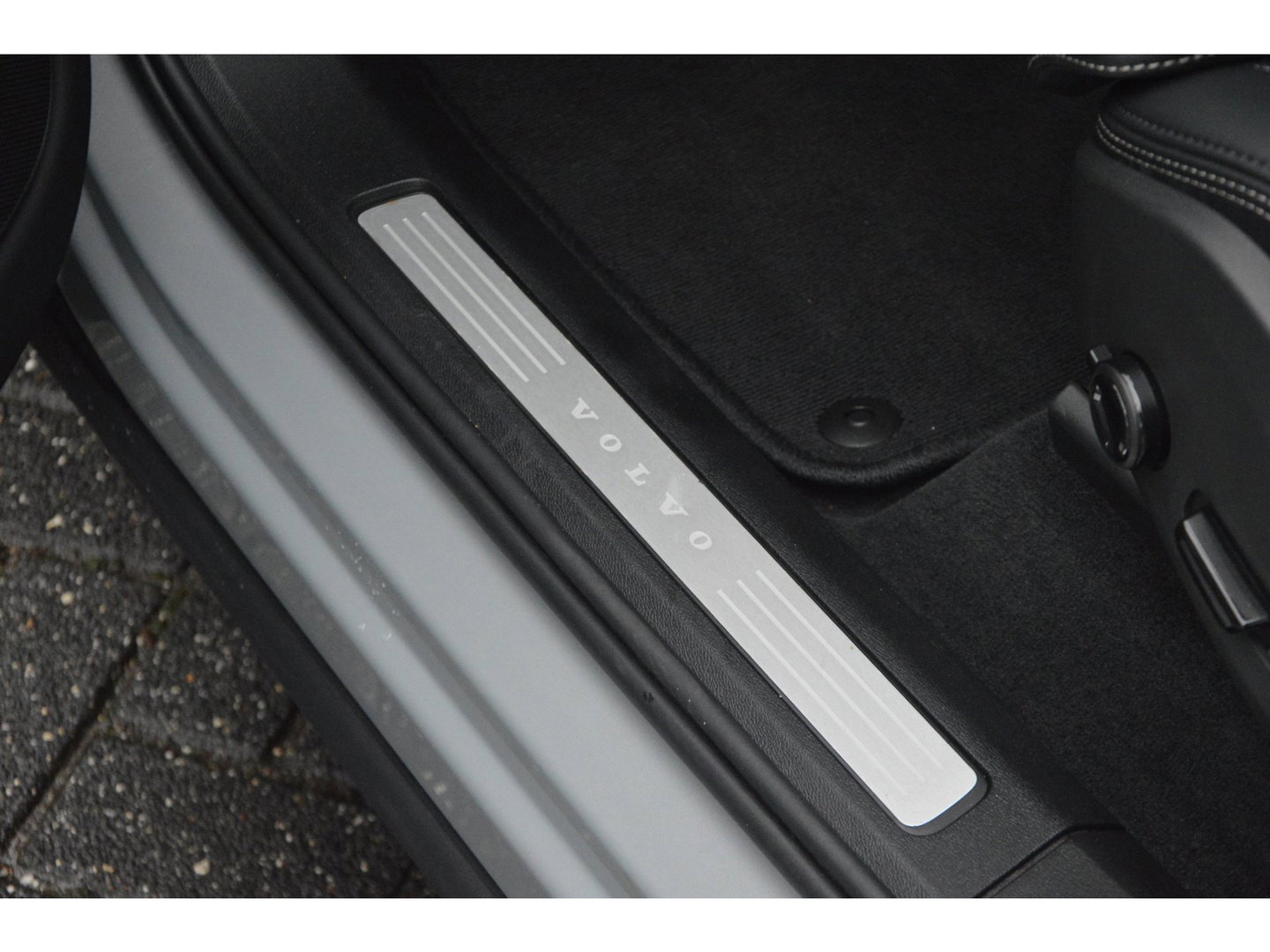 Volvo XC60 T8 Hybride AWD Ultra Dark Executive | Luchtvering | Massage | Stoelventilatie | Head-Up | 360° Camera | Panoramadak |