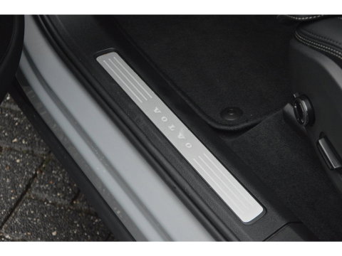 Volvo XC60 T8 Hybride AWD Ultra Dark Executive | Luchtvering | Massage | Stoelventilatie | Head-Up | 360° Camera | Panoramadak |