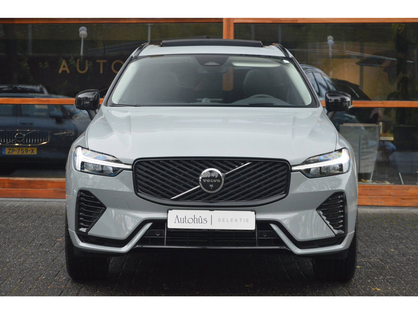 Volvo XC60 T8 Hybride AWD Ultra Dark Executive | Luchtvering | Massage | Stoelventilatie | Head-Up | 360° Camera | Panoramadak |