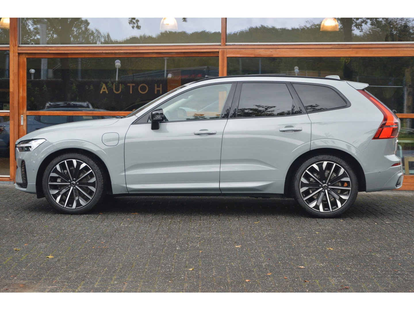 Volvo XC60 T8 Hybride AWD Ultra Dark Executive | Luchtvering | Massage | Stoelventilatie | Head-Up | 360° Camera | Panoramadak |