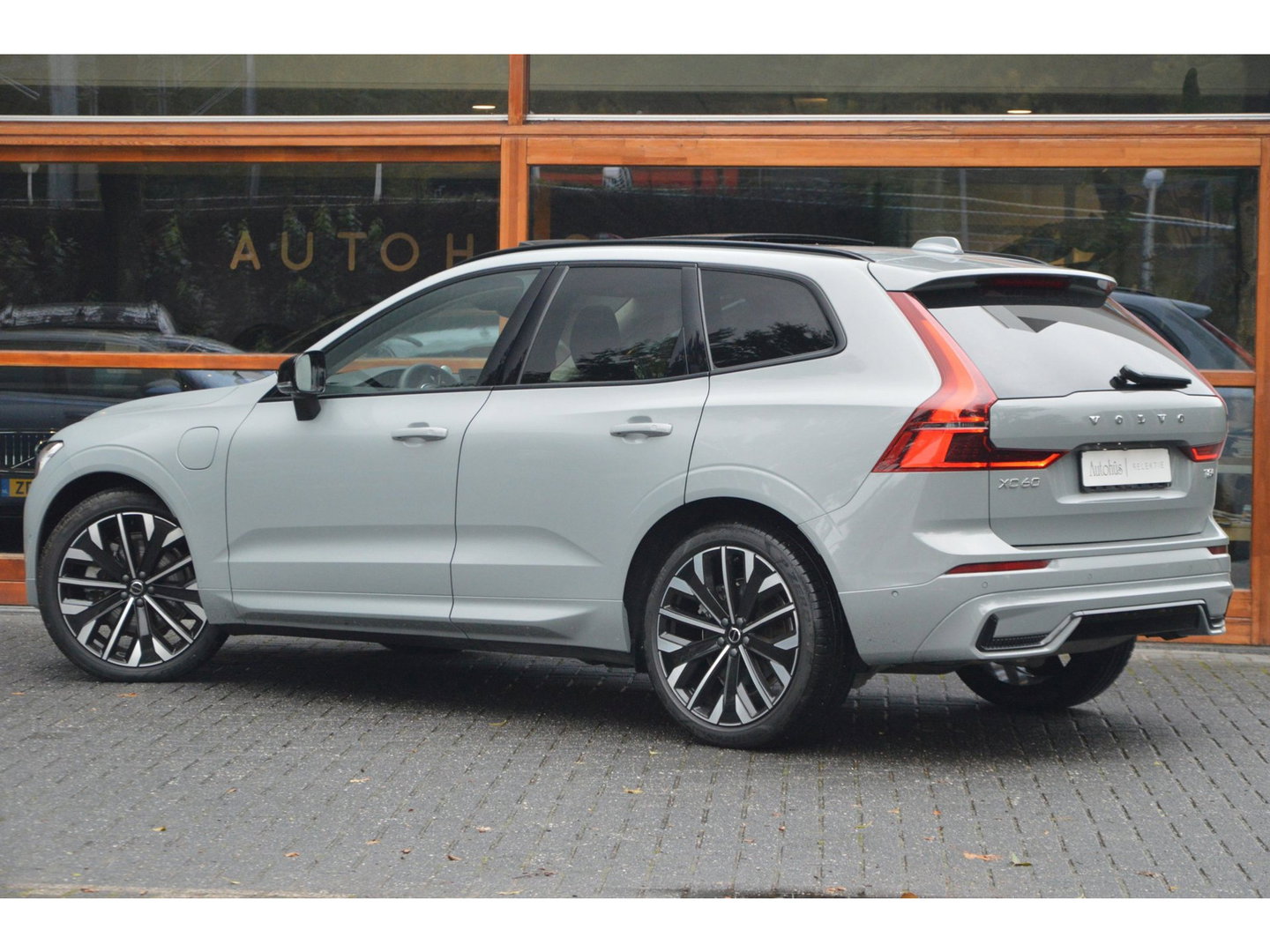 Volvo XC60 T8 Hybride AWD Ultra Dark Executive | Luchtvering | Massage | Stoelventilatie | Head-Up | 360° Camera | Panoramadak |