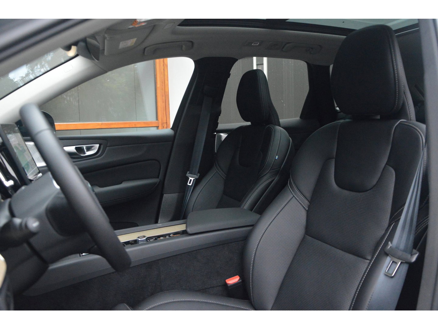 Volvo XC60 T8 Hybride AWD Ultra Dark Executive | Luchtvering | Massage | Stoelventilatie | Head-Up | 360° Camera | Panoramadak |