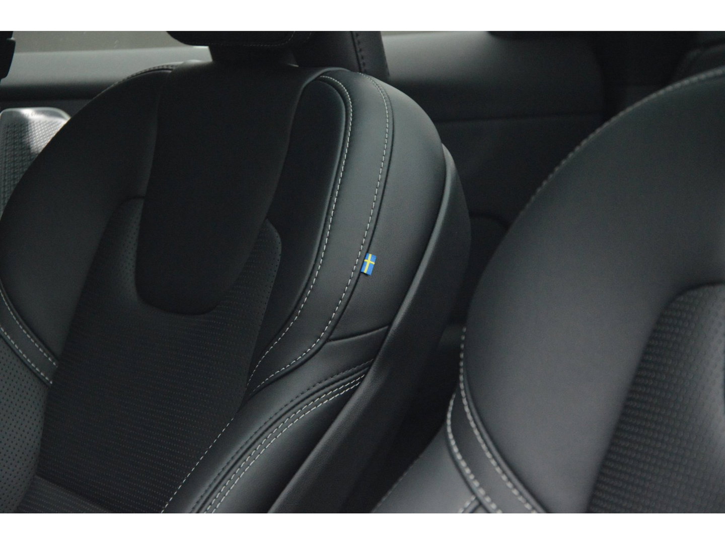 Volvo XC60 T8 Hybride AWD Ultra Dark Executive | Luchtvering | Massage | Stoelventilatie | Head-Up | 360° Camera | Panoramadak |