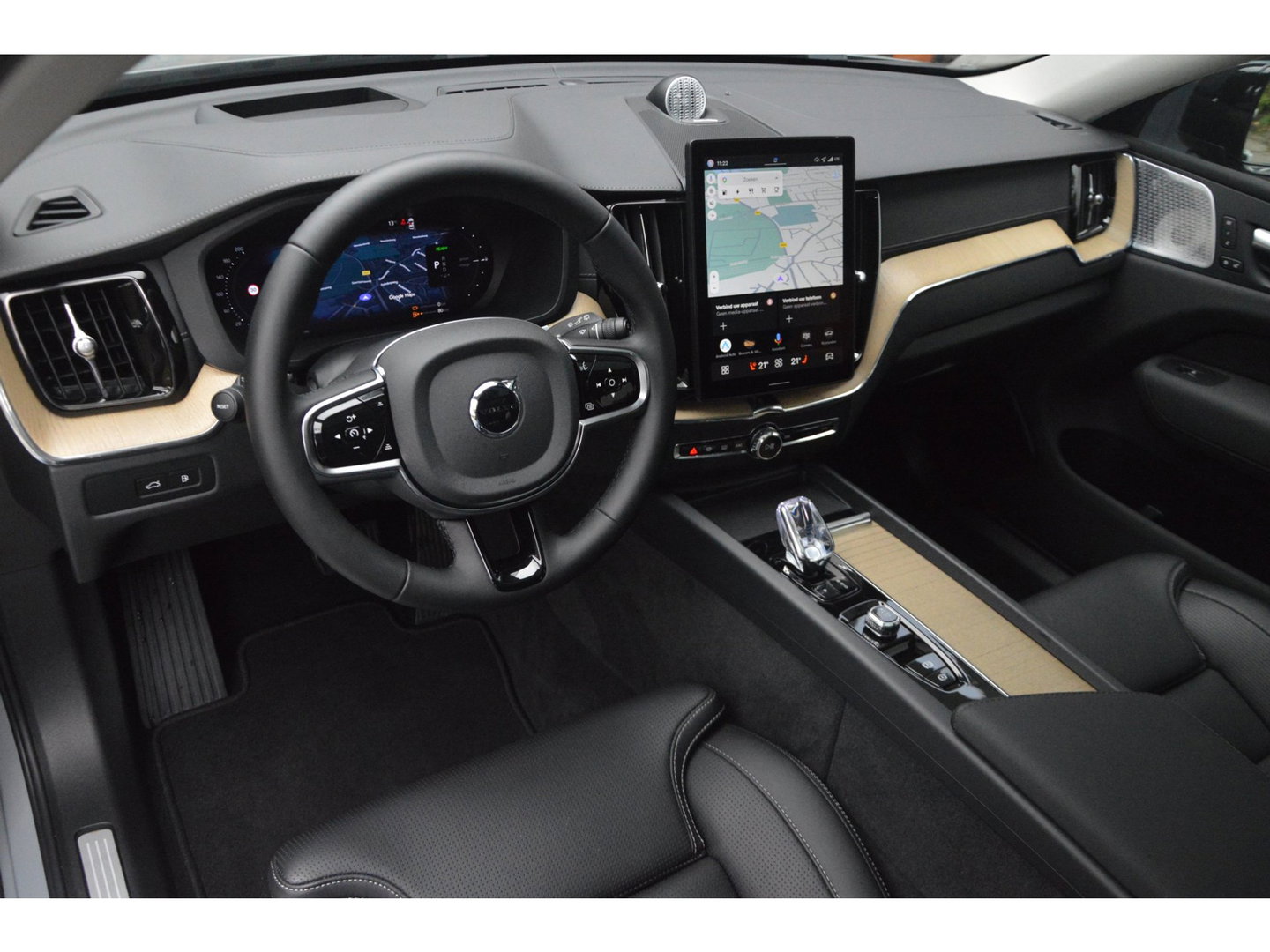 Volvo XC60 T8 Hybride AWD Ultra Dark Executive | Luchtvering | Massage | Stoelventilatie | Head-Up | 360° Camera | Panoramadak |