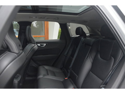 Volvo XC60 T8 Hybride AWD Ultra Dark Executive | Luchtvering | Massage | Stoelventilatie | Head-Up | 360° Camera | Panoramadak |