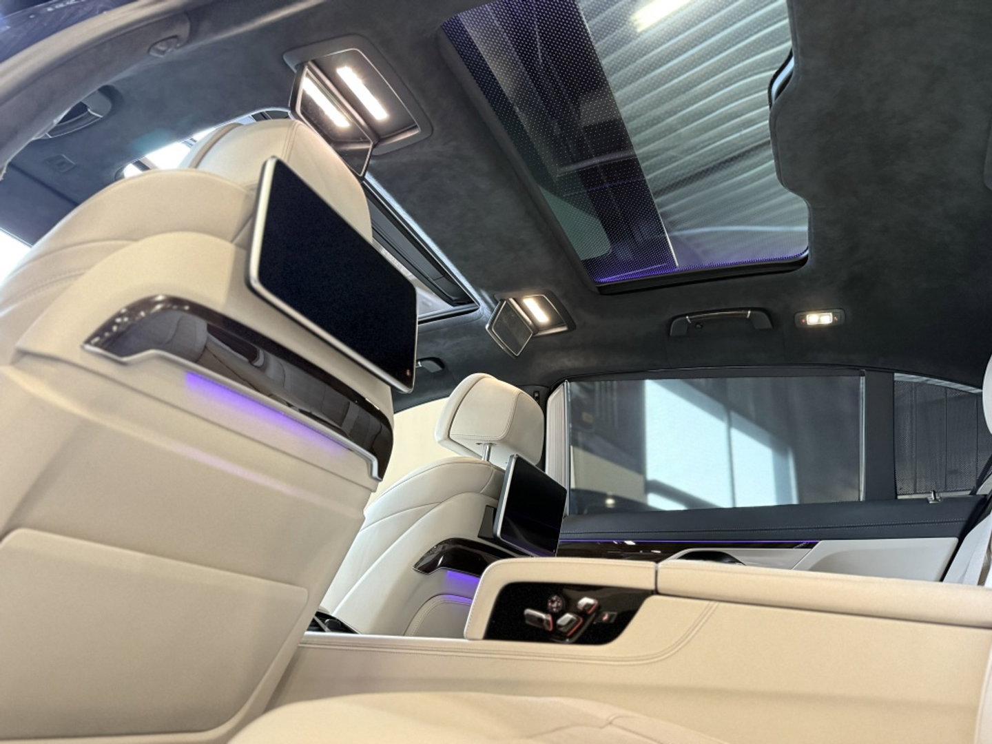 BMW 7 Serie 740e Lang 326PK xDrive VIP / Skylounge / Massage / Laser / 360°
