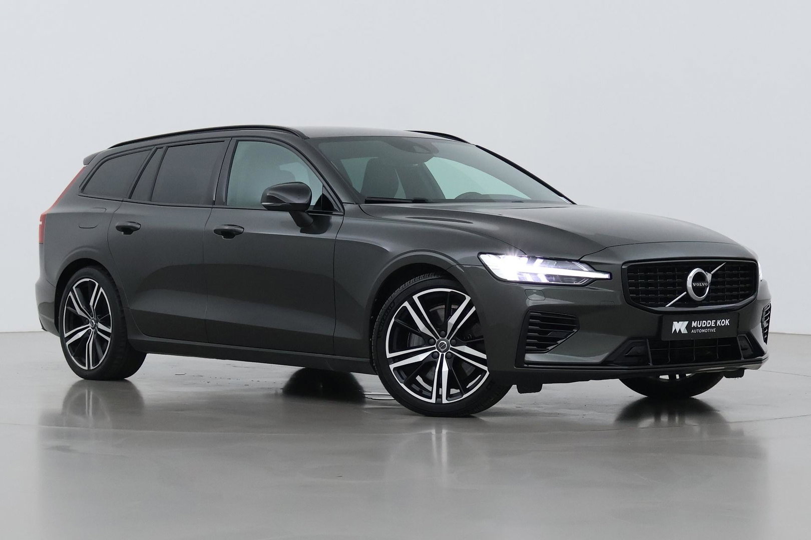 Volvo V60 T6 R-Design | Long Range | ACC | Stoelverwarming | Trekhaak | Camera | Keyless | Memory | 19 Inch