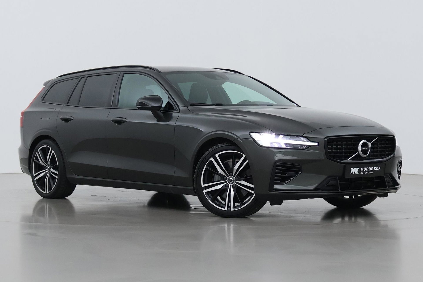 Volvo V60 T6 R-Design | Long Range | ACC | Stoelverwarming | Trekhaak | Camera | Keyless | Memory | 19 Inch