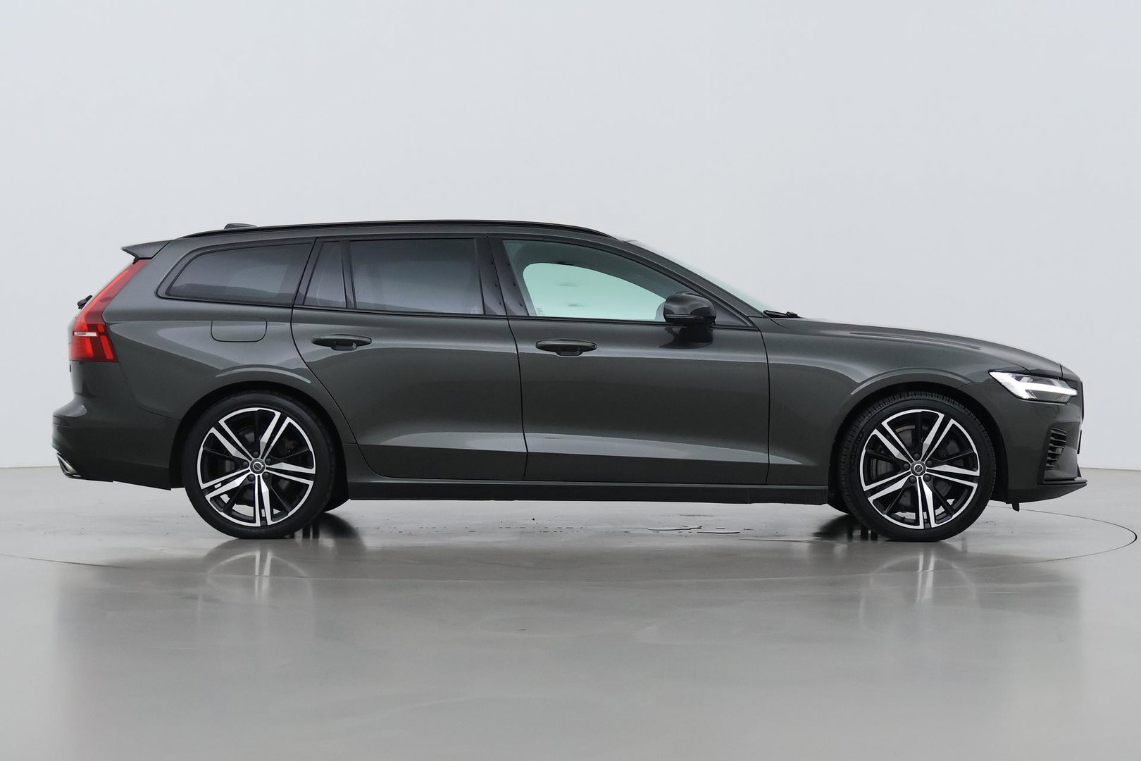Volvo V60 T6 R-Design | Long Range | ACC | Stoelverwarming | Trekhaak | Camera | Keyless | Memory | 19 Inch