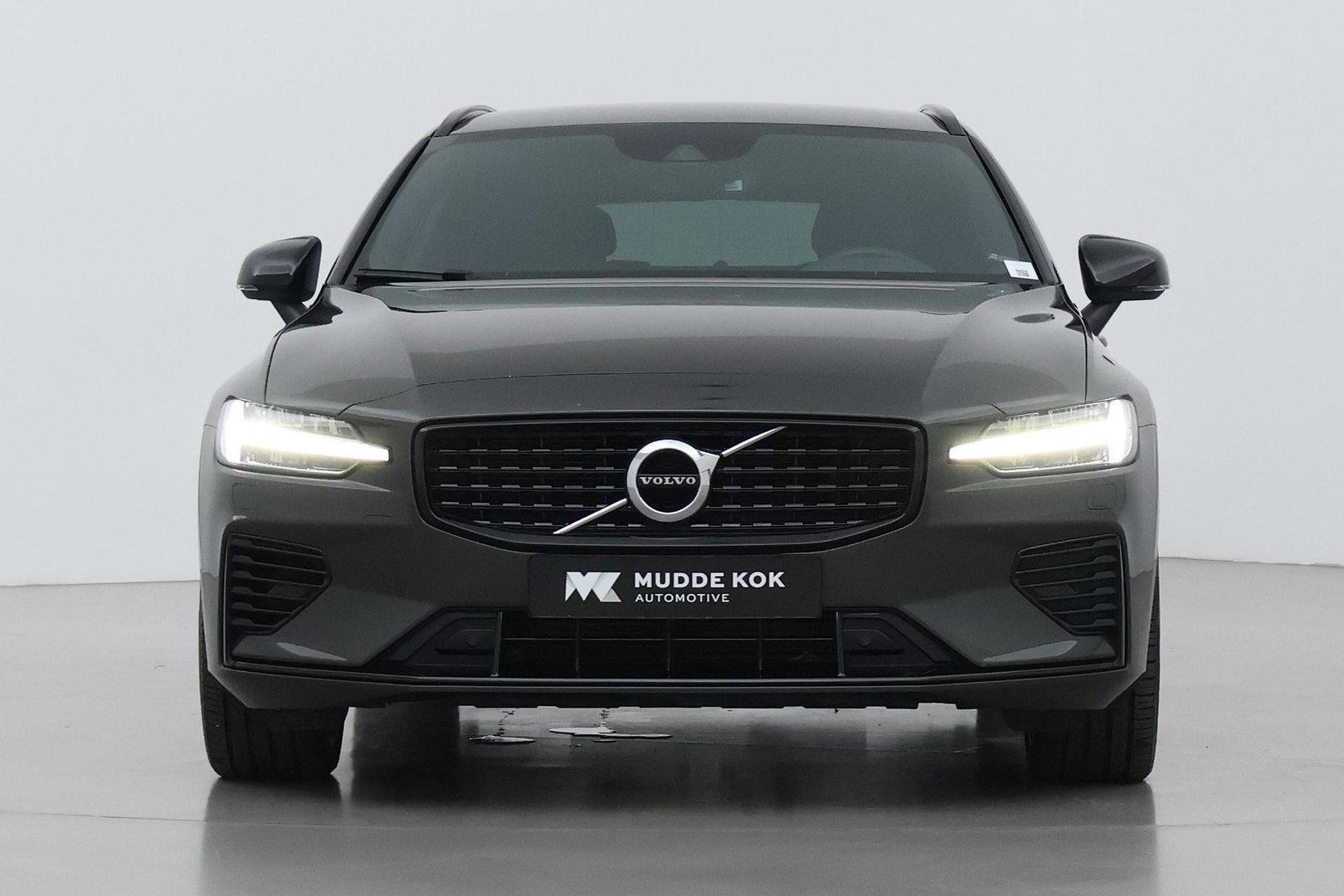 Volvo V60 T6 R-Design | Long Range | ACC | Stoelverwarming | Trekhaak | Camera | Keyless | Memory | 19 Inch