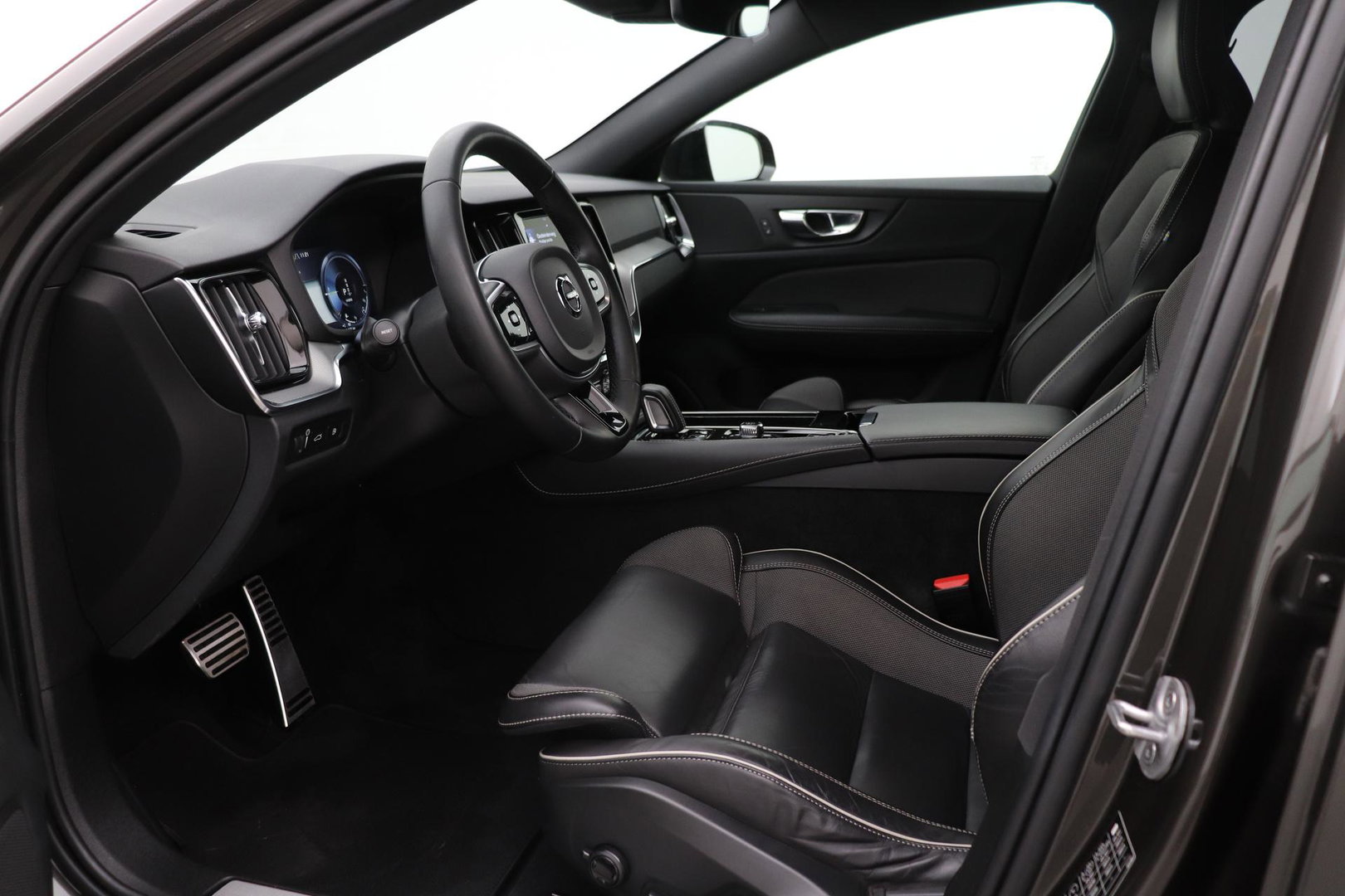 Volvo V60 T6 R-Design | Long Range | ACC | Stoelverwarming | Trekhaak | Camera | Keyless | Memory | 19 Inch