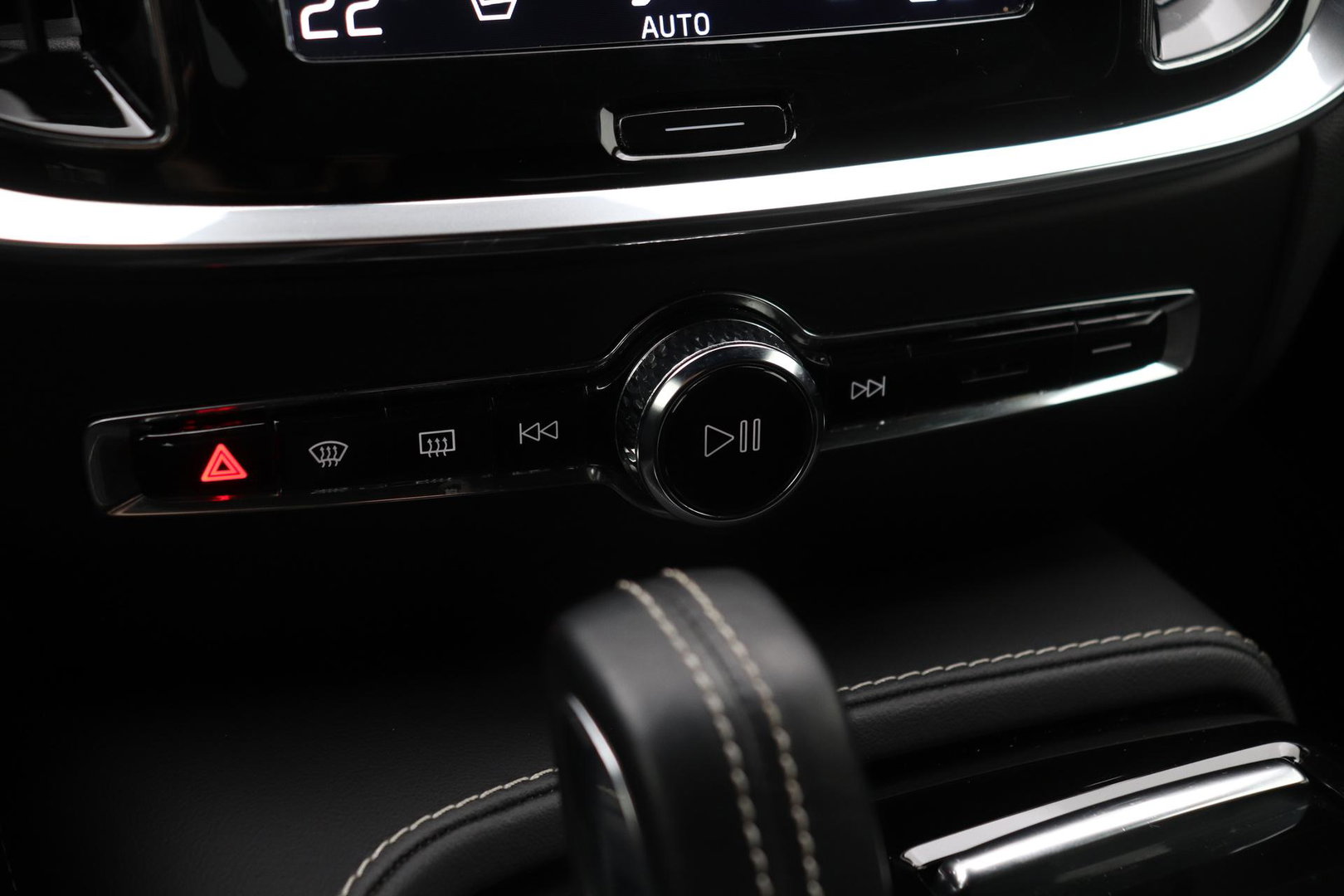 Volvo V60 T6 R-Design | Long Range | ACC | Stoelverwarming | Trekhaak | Camera | Keyless | Memory | 19 Inch