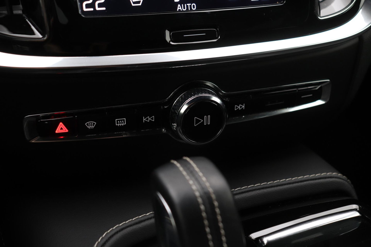 Volvo V60 T6 R-Design | Long Range | ACC | Stoelverwarming | Trekhaak | Camera | Keyless | Memory | 19 Inch