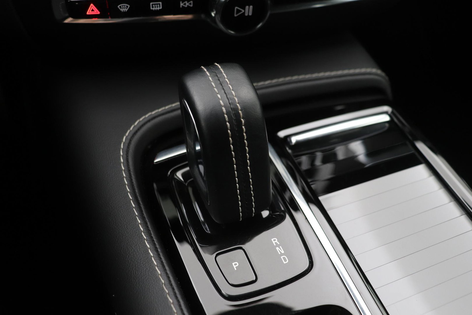 Volvo V60 T6 R-Design | Long Range | ACC | Stoelverwarming | Trekhaak | Camera | Keyless | Memory | 19 Inch