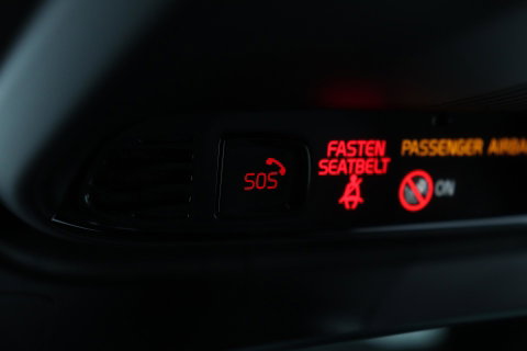 Volvo V60 T6 R-Design | Long Range | ACC | Stoelverwarming | Trekhaak | Camera | Keyless | Memory | 19 Inch