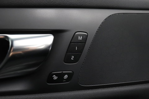 Volvo V60 T6 R-Design | Long Range | ACC | Stoelverwarming | Trekhaak | Camera | Keyless | Memory | 19 Inch