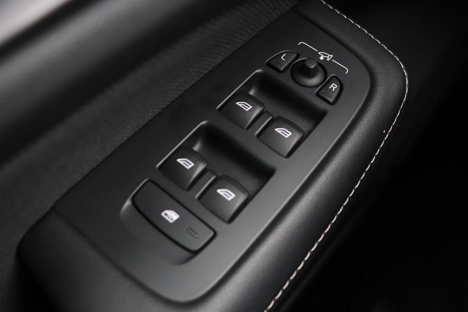 Volvo V60 T6 R-Design | Long Range | ACC | Stoelverwarming | Trekhaak | Camera | Keyless | Memory | 19 Inch