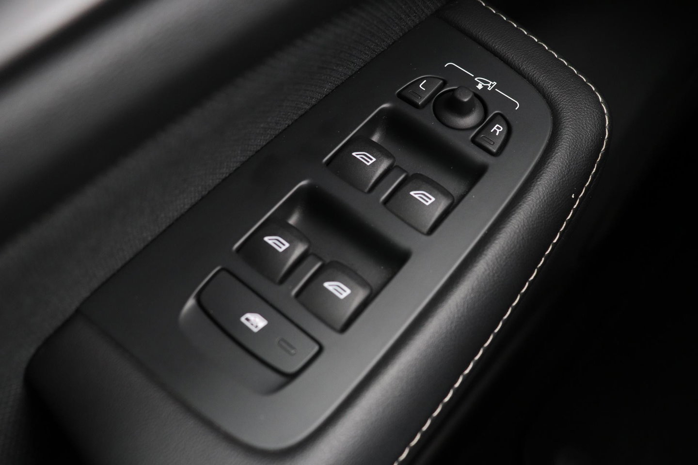 Volvo V60 T6 R-Design | Long Range | ACC | Stoelverwarming | Trekhaak | Camera | Keyless | Memory | 19 Inch