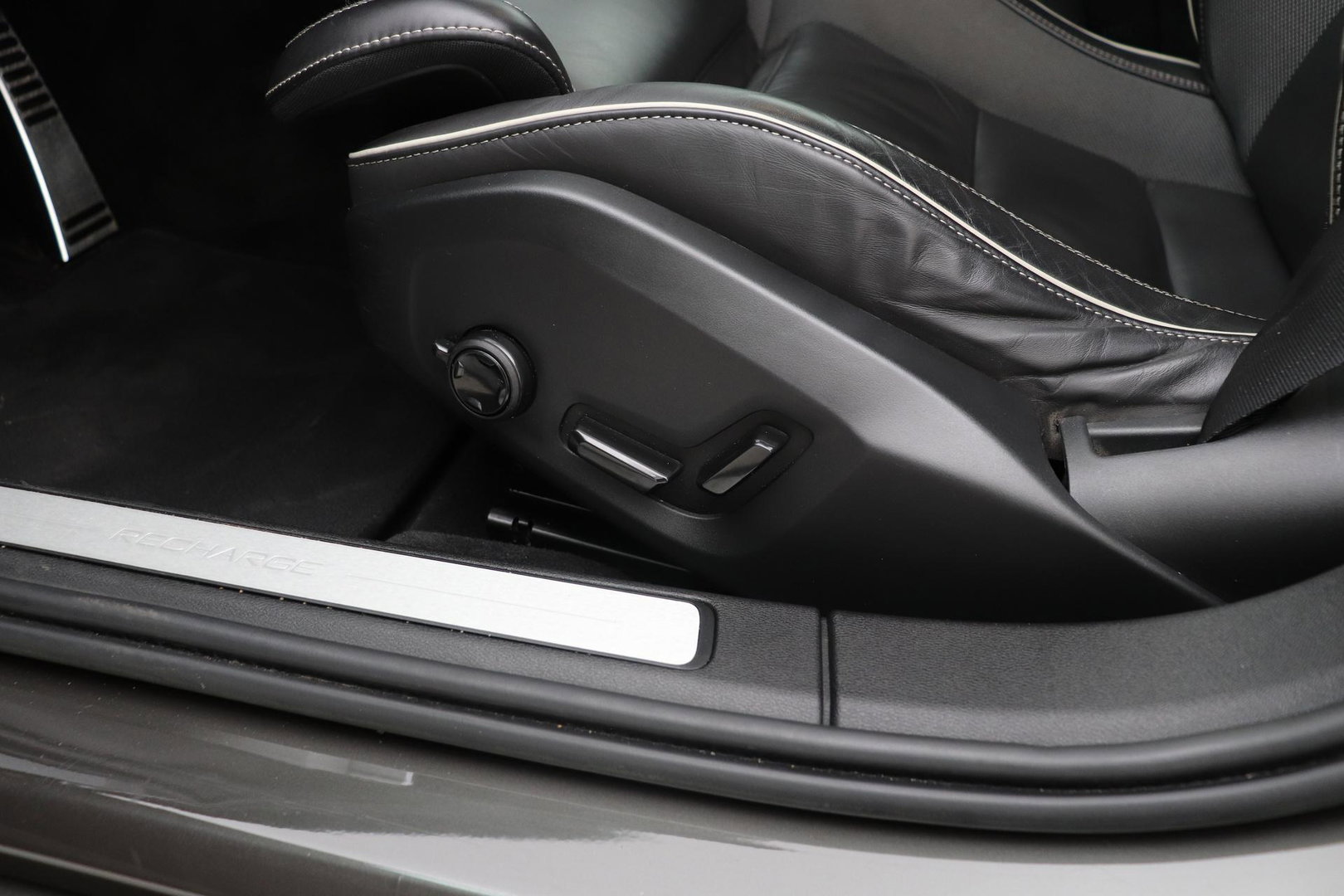 Volvo V60 T6 R-Design | Long Range | ACC | Stoelverwarming | Trekhaak | Camera | Keyless | Memory | 19 Inch