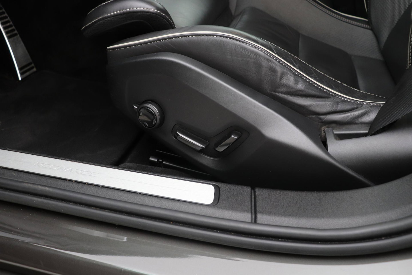 Volvo V60 T6 R-Design | Long Range | ACC | Stoelverwarming | Trekhaak | Camera | Keyless | Memory | 19 Inch
