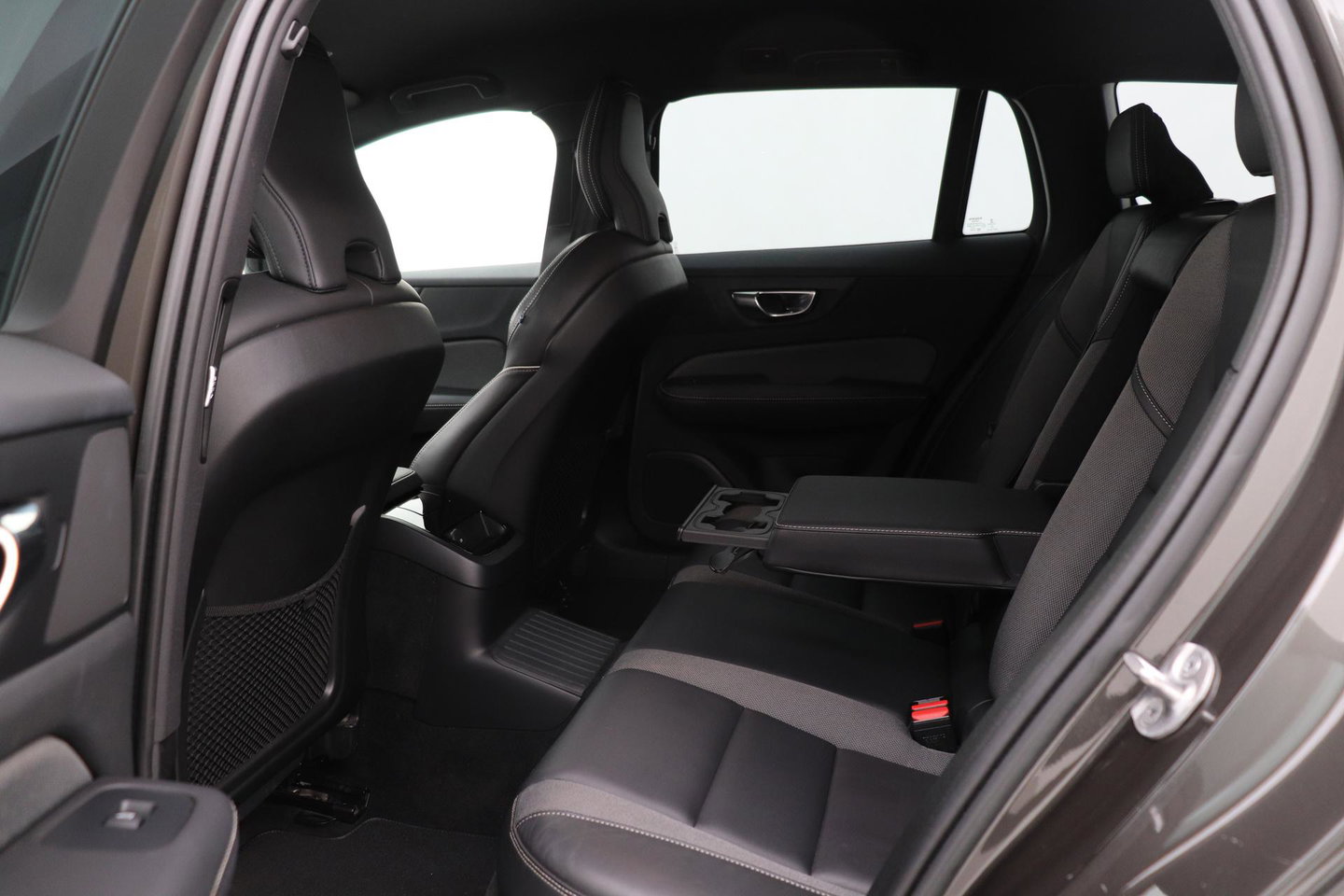 Volvo V60 T6 R-Design | Long Range | ACC | Stoelverwarming | Trekhaak | Camera | Keyless | Memory | 19 Inch