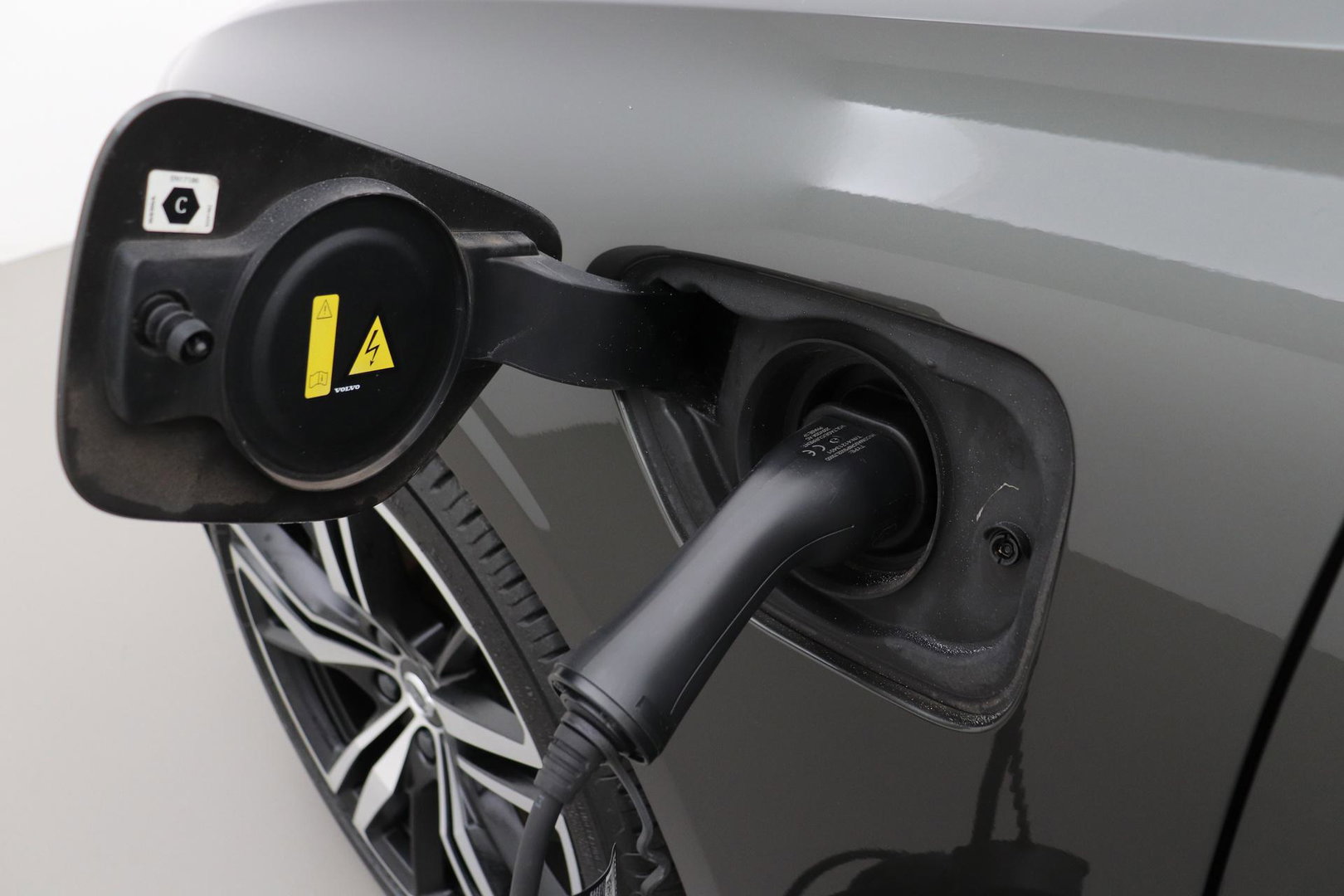 Volvo V60 T6 R-Design | Long Range | ACC | Stoelverwarming | Trekhaak | Camera | Keyless | Memory | 19 Inch