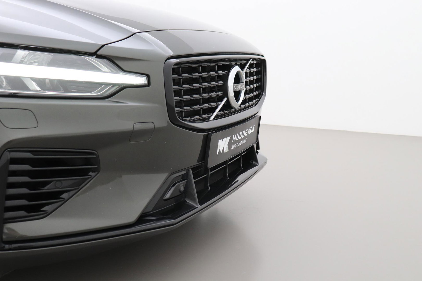 Volvo V60 T6 R-Design | Long Range | ACC | Stoelverwarming | Trekhaak | Camera | Keyless | Memory | 19 Inch