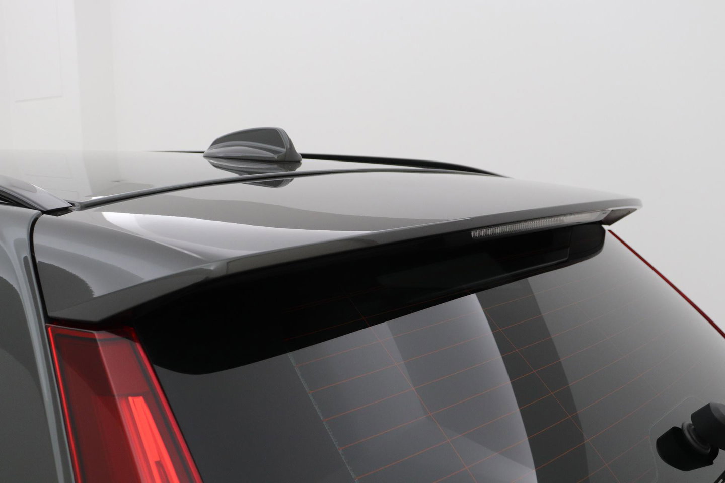 Volvo V60 T6 R-Design | Long Range | ACC | Stoelverwarming | Trekhaak | Camera | Keyless | Memory | 19 Inch