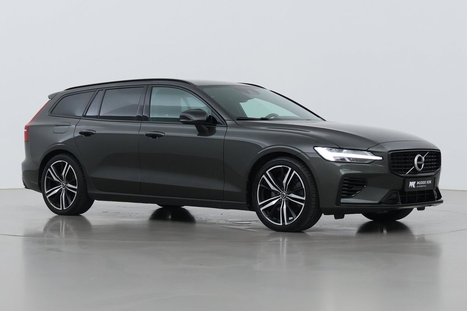 Volvo V60 T6 R-Design | Long Range | ACC | Stoelverwarming | Trekhaak | Camera | Keyless | Memory | 19 Inch