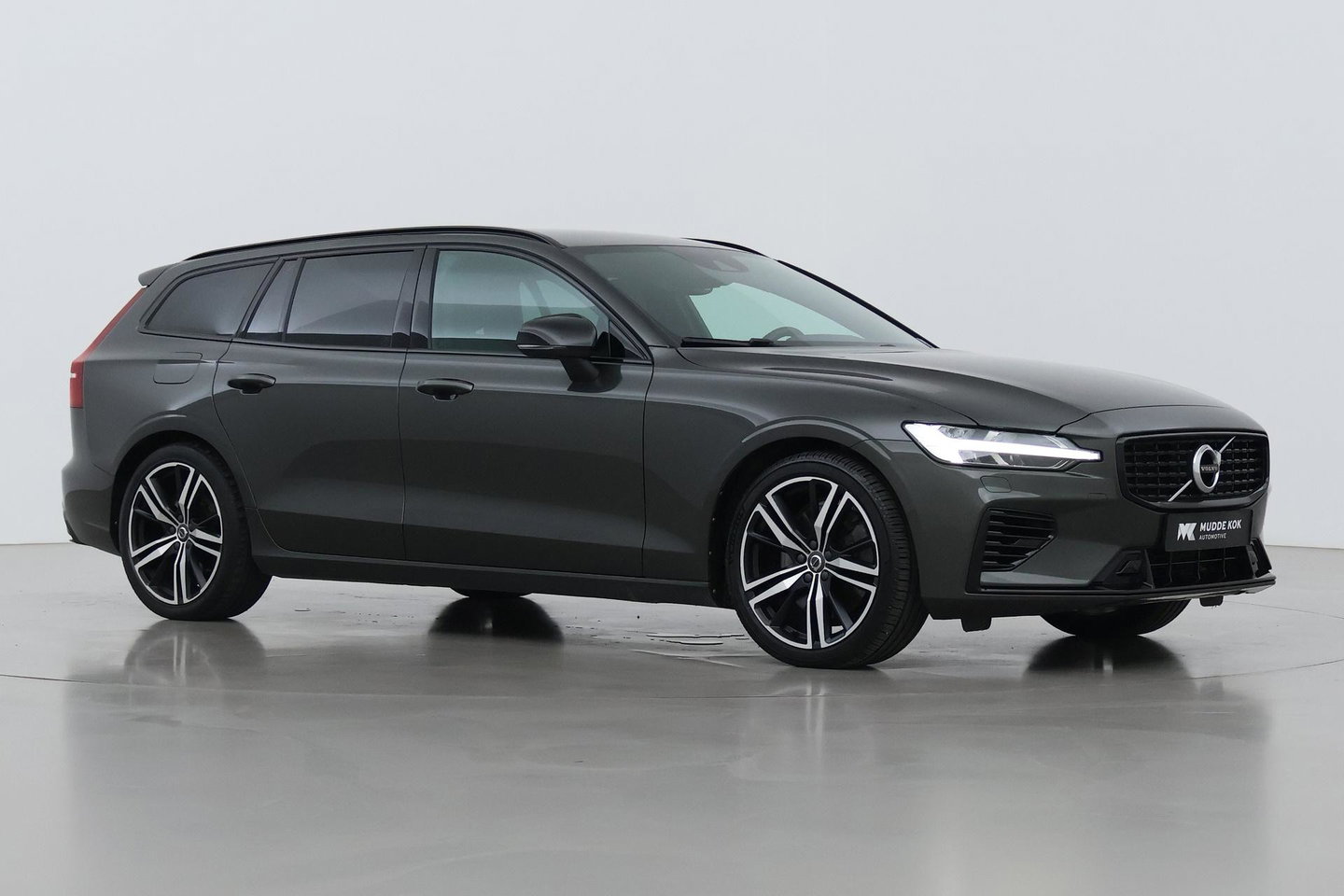 Volvo V60 T6 R-Design | Long Range | ACC | Stoelverwarming | Trekhaak | Camera | Keyless | Memory | 19 Inch
