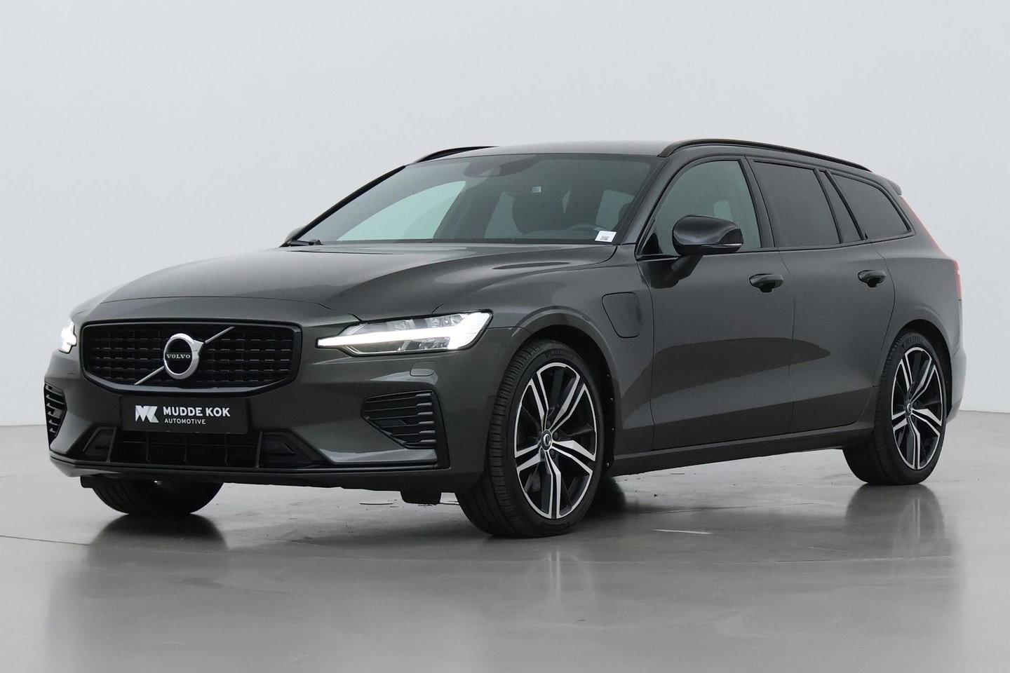 Volvo V60 T6 R-Design | Long Range | ACC | Stoelverwarming | Trekhaak | Camera | Keyless | Memory | 19 Inch
