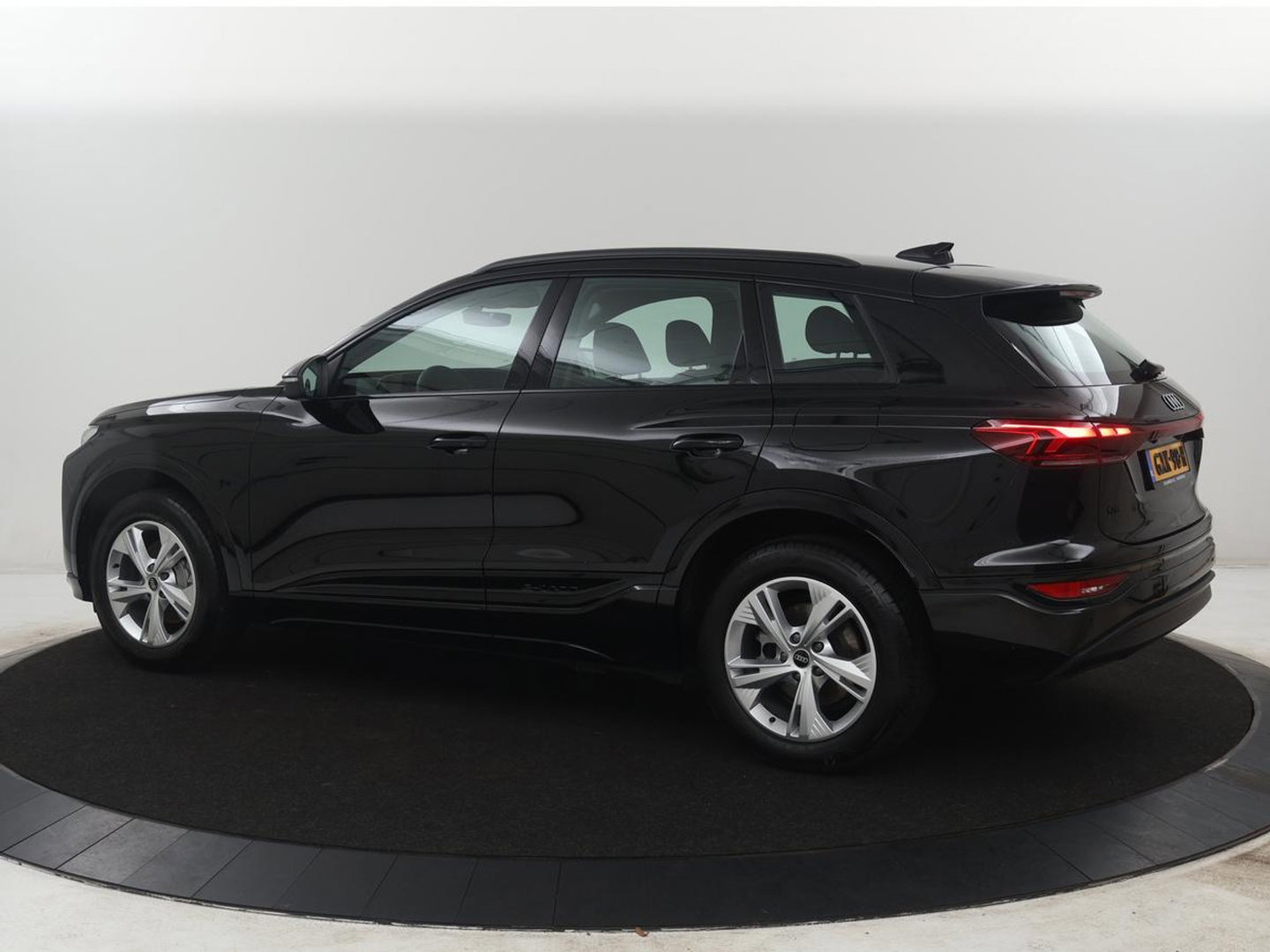Audi Q6 e-tron edition performance 100 kWh | SOH 95.5% | Cruise control | Stoelverwarming | Carplay | Park assist | Climate control | Navigatie | Elektrische kofferbak | 19" velgen |