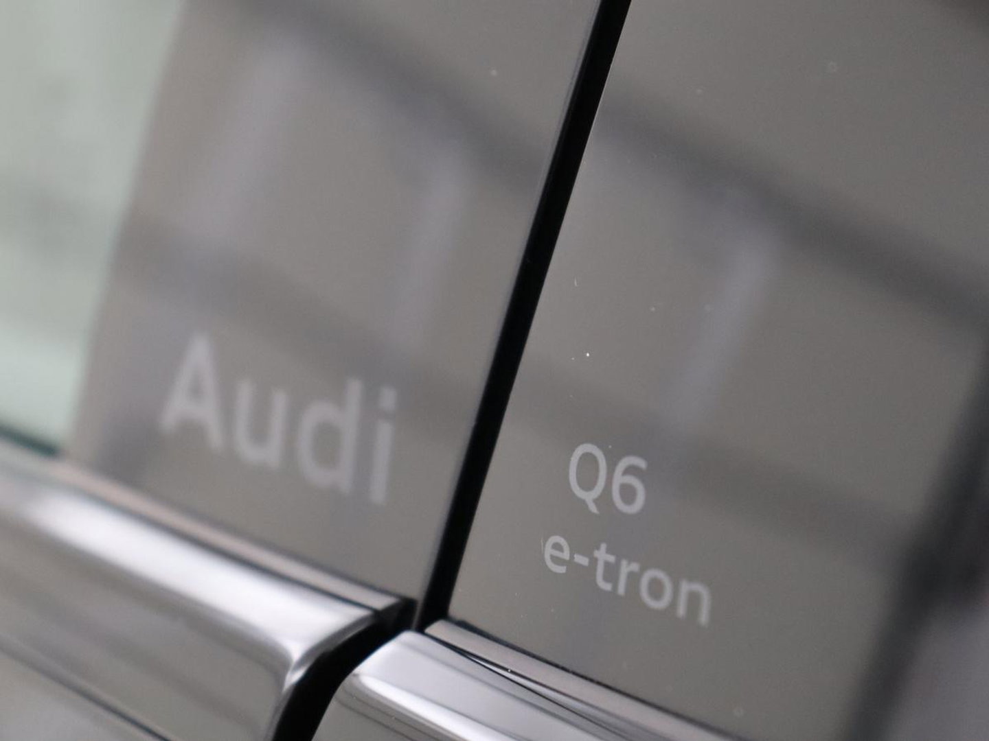 Audi Q6 e-tron edition performance 100 kWh | SOH 95.5% | Cruise control | Stoelverwarming | Carplay | Park assist | Climate control | Navigatie | Elektrische kofferbak | 19" velgen |