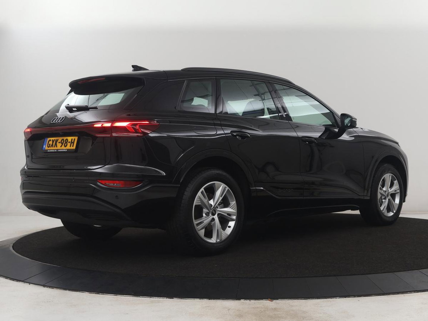 Audi Q6 e-tron edition performance 100 kWh | SOH 95.5% | Cruise control | Stoelverwarming | Carplay | Park assist | Climate control | Navigatie | Elektrische kofferbak | 19" velgen |
