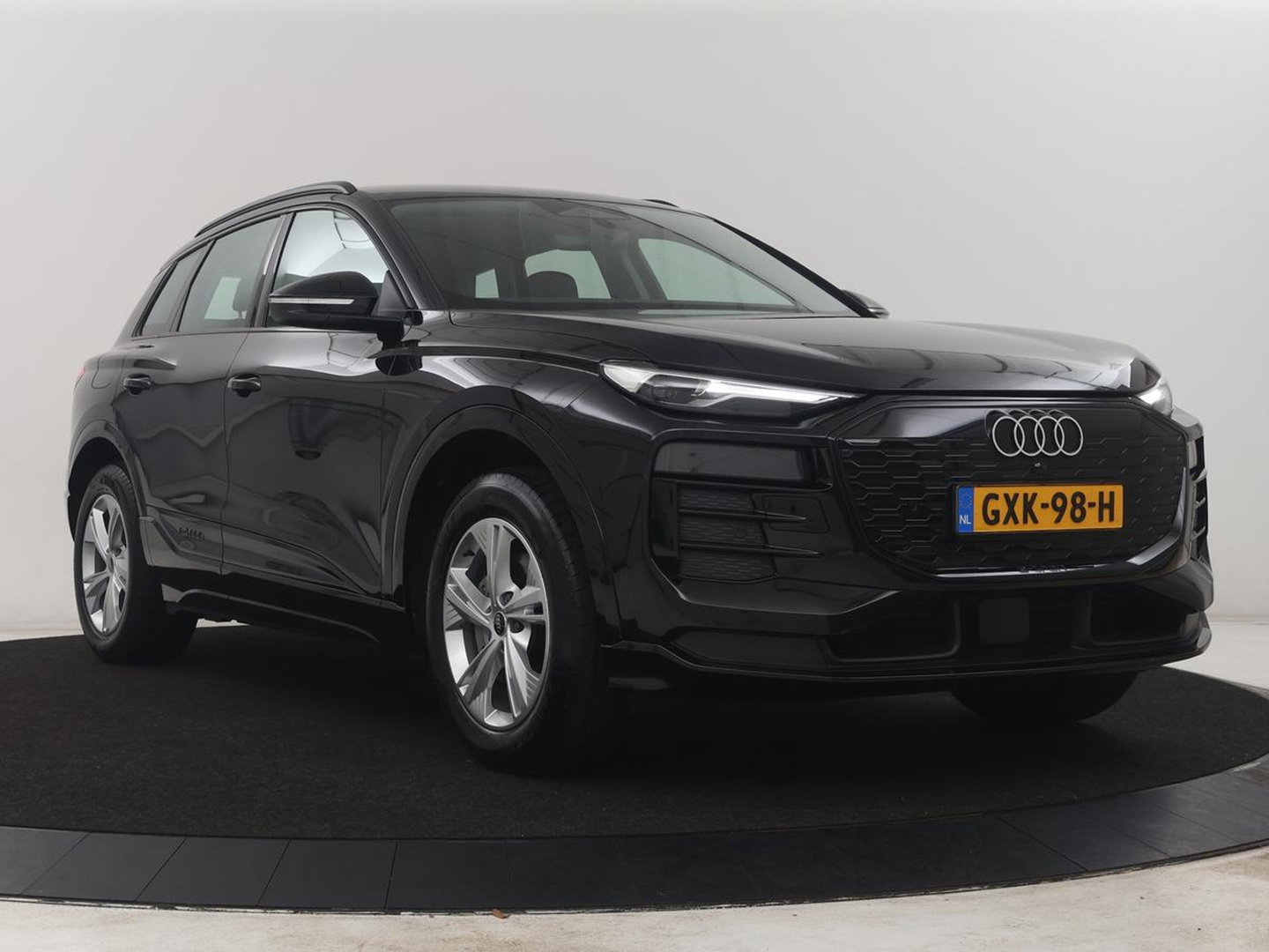 Audi Q6 e-tron edition performance 100 kWh | SOH 95.5% | Cruise control | Stoelverwarming | Carplay | Park assist | Climate control | Navigatie | Elektrische kofferbak | 19" velgen |