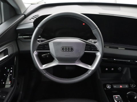 Audi Q6 e-tron edition performance 100 kWh | SOH 95.5% | Cruise control | Stoelverwarming | Carplay | Park assist | Climate control | Navigatie | Elektrische kofferbak | 19" velgen |