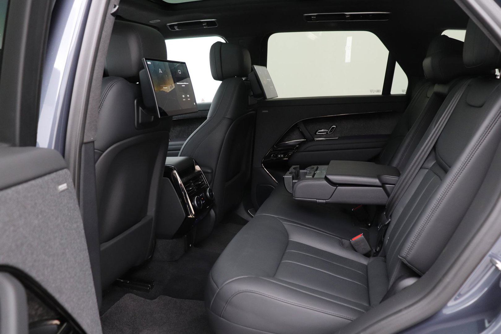 Land Rover Range Rover Sport 3.0 P510e First Edition | 23 Inch | Rear Seat Entertainment | Trekhaak | Panoramadak | 360° Camera | Meridian 3D | Massage