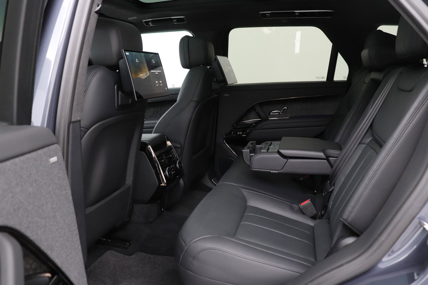 Land Rover Range Rover Sport 3.0 P510e First Edition | 23 Inch | Rear Seat Entertainment | Trekhaak | Panoramadak | 360° Camera | Meridian 3D | Massage