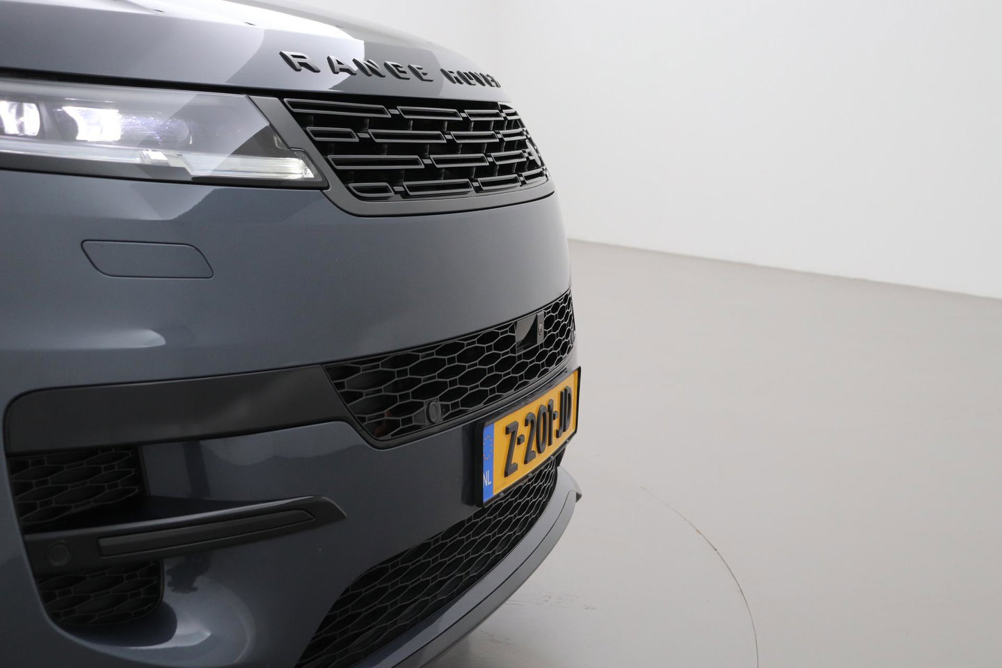 Land Rover Range Rover Sport 3.0 P510e First Edition | 23 Inch | Rear Seat Entertainment | Trekhaak | Panoramadak | 360° Camera | Meridian 3D | Massage
