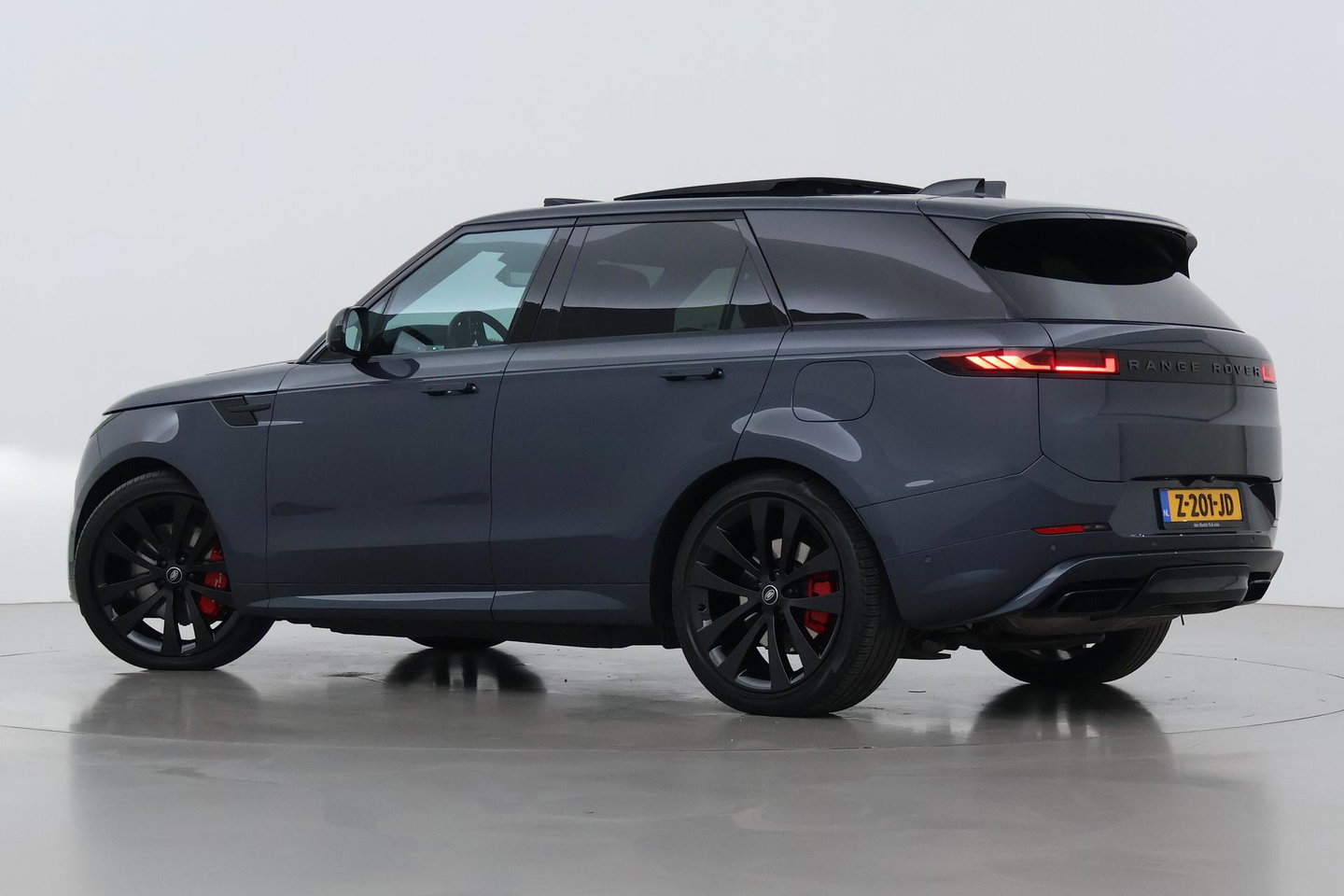 Land Rover Range Rover Sport 3.0 P510e First Edition | 23 Inch | Rear Seat Entertainment | Trekhaak | Panoramadak | 360° Camera | Meridian 3D | Massage