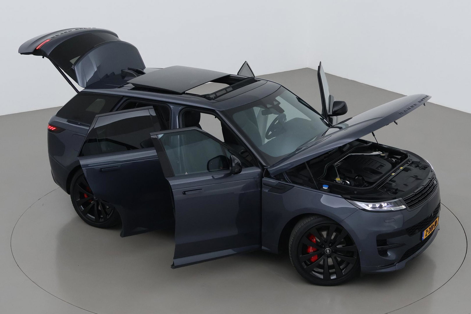Land Rover Range Rover Sport 3.0 P510e First Edition | 23 Inch | Rear Seat Entertainment | Trekhaak | Panoramadak | 360° Camera | Meridian 3D | Massage