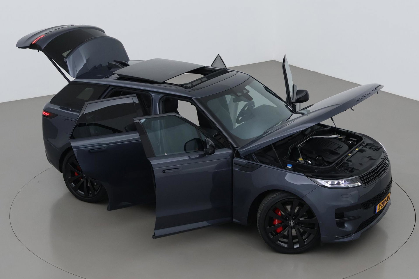 Land Rover Range Rover Sport 3.0 P510e First Edition | 23 Inch | Rear Seat Entertainment | Trekhaak | Panoramadak | 360° Camera | Meridian 3D | Massage