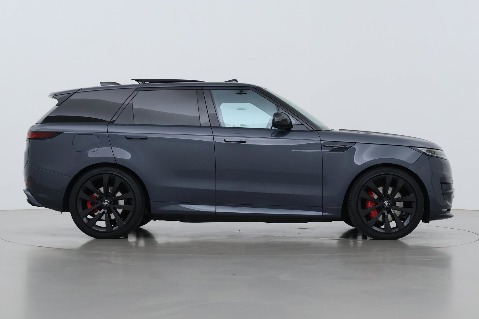 Land Rover Range Rover Sport 3.0 P510e First Edition | 23 Inch | Rear Seat Entertainment | Trekhaak | Panoramadak | 360° Camera | Meridian 3D | Massage