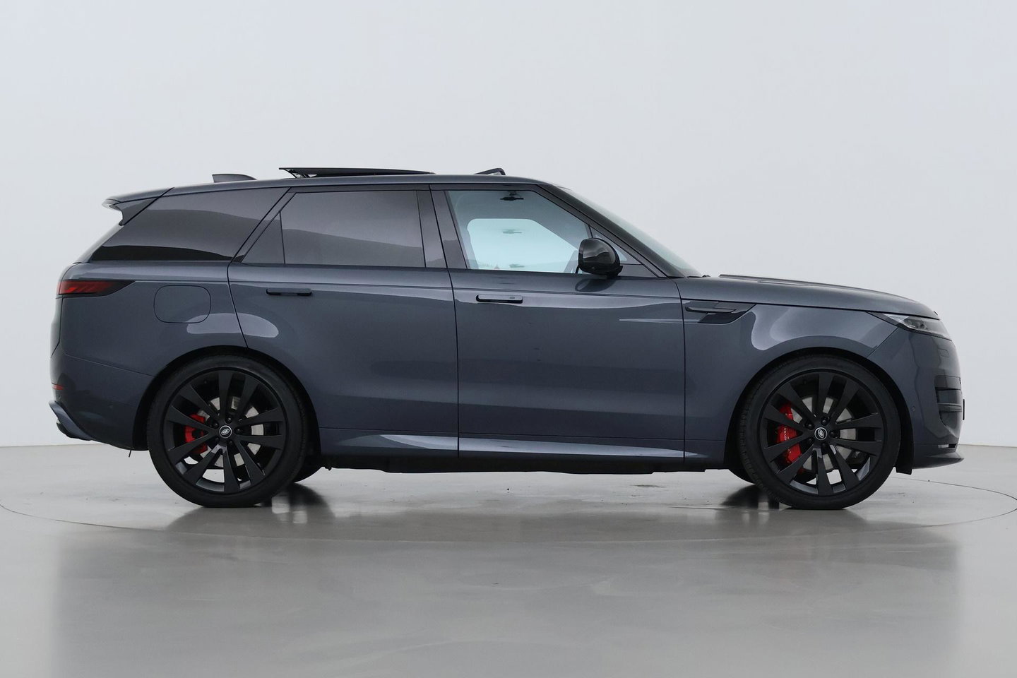 Land Rover Range Rover Sport 3.0 P510e First Edition | 23 Inch | Rear Seat Entertainment | Trekhaak | Panoramadak | 360° Camera | Meridian 3D | Massage